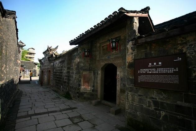 兴义公路管理局走访慰问离退休老同志